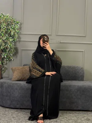 عباية رگلان آماراتية بسواد فاحم