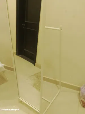 مرآة أرضية كبيرة بطول كامل بإطار أبيض