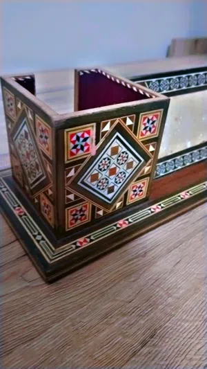 حافظه اقلام وآرمه مكتب لون بني فسيفساء بطابع بلاد الشام مزخرف بزخارف هندسيه دقيقه مصنوعه من العاج
