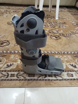 جبيرة هوائية طبية شبة جديدة سعرها جديده 55 انا بايع 25 دينار