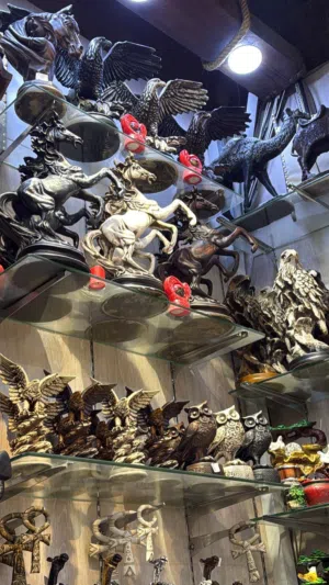 تحف انتيكات نثريات اثريات تحف مكتبية تحف منزل خيول صفور جمل فيل نوافير تحف نحاسية تحف عضم مكتات