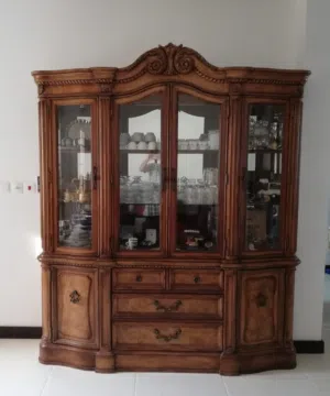 Elegant Wood Display Hutch – Excellent Condition. خزانة عرض خشبية فاخرة – حالة ممتازة
