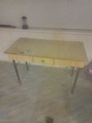 طاوله للبيع خشب ومن تحت حديد