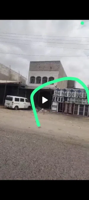 المحل عرض 6.5M الطول 16.5M مع المخزن مع الابواب مبلط