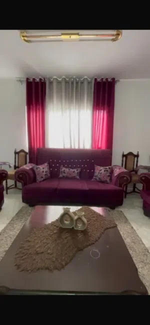 طقم كنب مرتب.     خشب سويد.     مكون من  9 مقاعد                            لون توتي شبه جديد