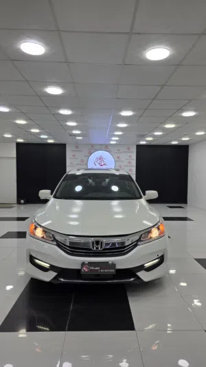 HONDA ACCORD TOURING 2016  سيارة أنيقة، عملية، ومجهزة بأعلى المواصفات لتمنحك تجربة قيادة مميزة