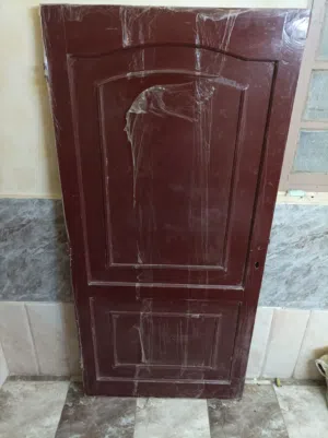 باب خشب لون بني قوي بدون فياره