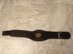 حزام لرفع الاثقال حجم وسط+ جولف مستعمل