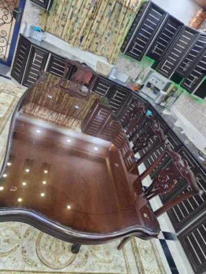 طاولة سفرة بحاله ممتازه جديدة خشب زان نخب أول كراسي عدد 8