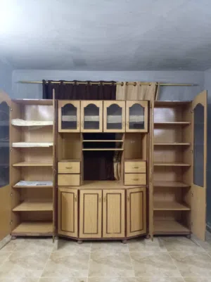 بوفيه خشب لاتيه بحالة جيدة قابل للتفاوض