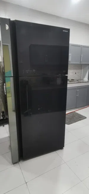 ثلاجه هياتشي للبيع نظيفه شبه جديده