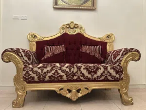 طقم كنب مجلس كلاسيكي فاخر مع الطاولات والمزهرية للبيع - جدة