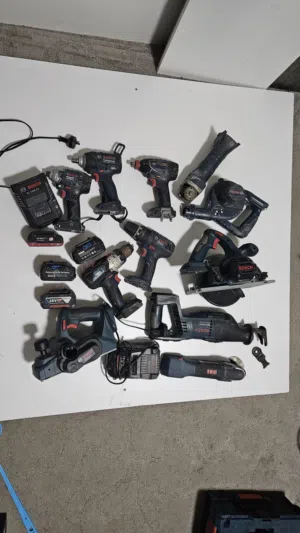 طقم عدة بوش الماني 11 قطعة مع 4 بطاريات و 2 شاحن و 3 صناديق BOSCH BLUE PROFESSIONAL TOOLS SET
