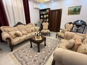 طقم كنب وطاولة تلفزيون وطاولة ملحق سفرة