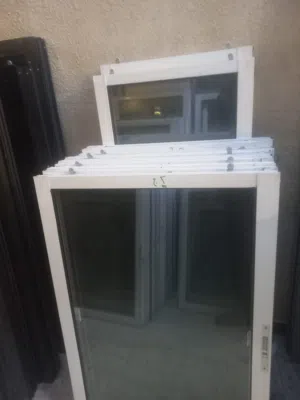 شبابيك المنيوم لون ابيض بحال الوكااااله عرض 200 ارتفاع 125 مع كامل اكسسوارات عدد 20