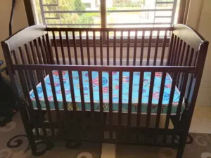 تخت بيبي بحاله جيده جدا مع فرشه