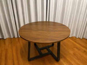 Round dining table