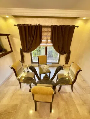 طاولة سفره خشب بلوط حفر (تحفه فنيه ) 4 مقاعد