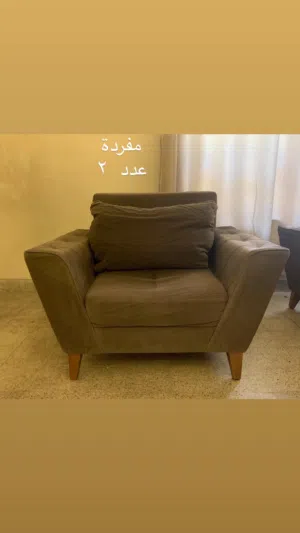اثاث غرفة معيشة (قنفتين كبيرة  عدد مقاعد 4 + قنفتين مفردة نفر ) حالة جيدةة