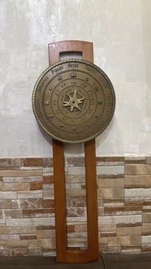 ساعة حائط يونانية