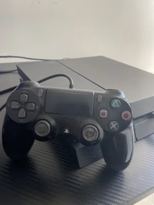 PS4 مع يد أصلية وجميع الأسلاك بحالة ممتازة