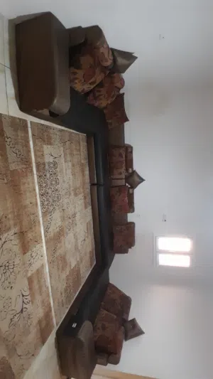 فرصة للي يدور على صالون بسعر مناسب صالون عربي مستعمل، نظيف بشكل عام وفيه بعض الملاحظات من الاستعمال.