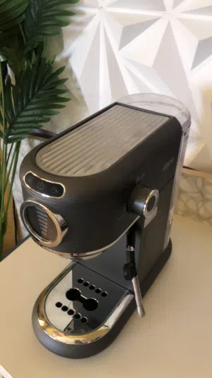 مكينة اسبريسو ومعها حقيبة V60 مع ادواتها