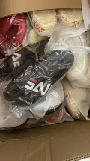 احذيه بأشكال وألوان ومقاسات مختلفه