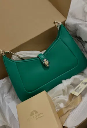 شنطه بلقاري جديده اصليه 100٪ مع وصل اوناس new bvlgari bag never used 100% original with ounass bag