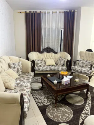 طقم كنب وطاولة اكل وطاولة وسط