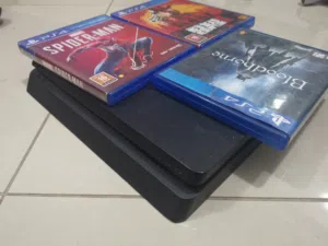 PS4 with game bundle (needs internal cleaning) read description