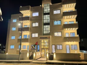 شقق مميزة باجمل مناطق البنيات قرب طريق المطار و جامعة البترا مساحة 140م