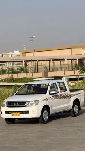Used Toyota Hilux in Al Dakhiliya