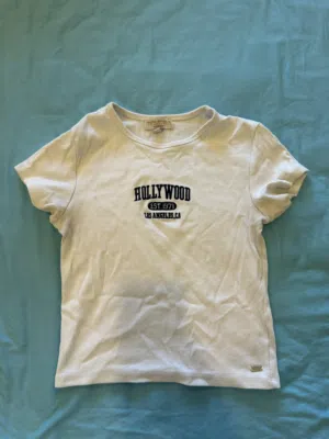 بلوزة pull and bear بيضا