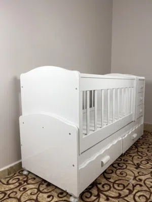 سرير بيبي هزاز فخم ومتعدد الميزات (تصميم مودرن راقي)