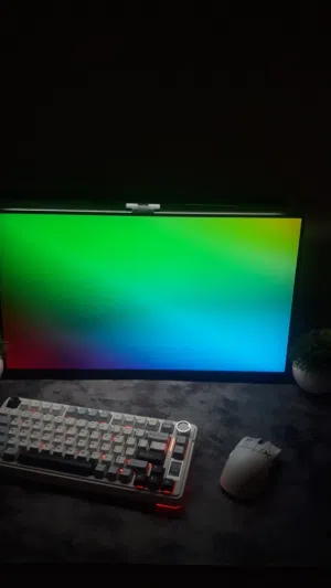 شاشة msi 180hz شاشه جد نضيف ما فيه أي مشاكل و بسعر مناسب جداً
