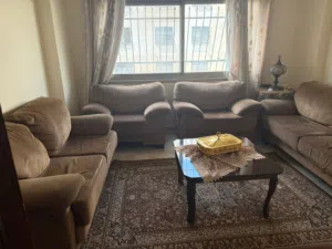 طقمين كنب و طاولة وسط بسعر مغري