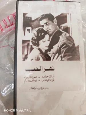 للبيع أشرطة فيديو شريط كبير افلام عربيه ابيض واسود بالغلاف الاصلي الشريك10دنانير