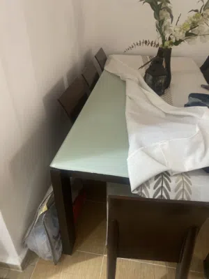 طاوله سفره ثمن مقاعد خشب وقزاز من اي كيا طاوله فخمه وبحاله الوكاله