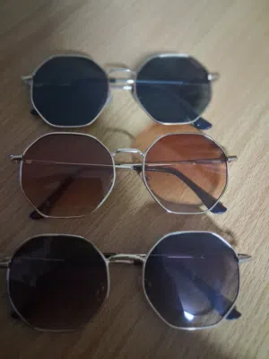 نظارات شمسية سداسية من ثلاثة الوان الاسود و البني فاتح و عسلي الكمية مدودة الوحدة ب7 و الثلاث ب 18..