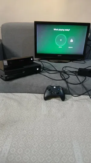 للبيع اكس بوكس وان مع يده واحده وخيرات اصلي وكاميرا