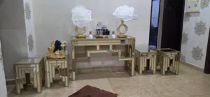 كونسول و طاولة وسط و اربعة طاولات جانبية بحالة ممتازة