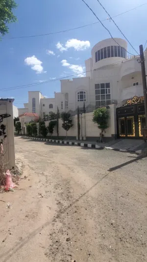 2 m2 More than 6 bedrooms Villa for Sale in Sana'a Bayt Baws
