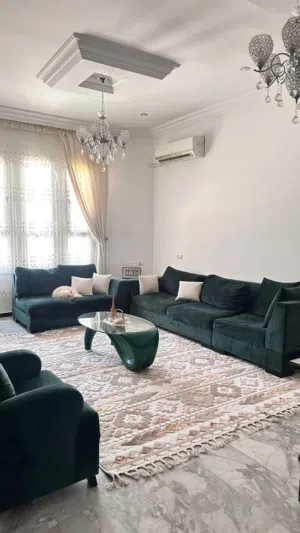 فيلا ارضية الله يبارك بمساحة ارض كبيره 537 متر مربع بمنطقة خمسة شوارع عين زارة للبيع بالاثاث