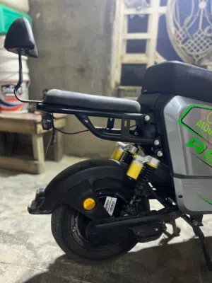 دراجة شحن نوع آر9 مديل 2025نضيفة كلش بطاريات إنتاج 2026