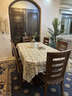 طاولة سفرة مع كراسيها