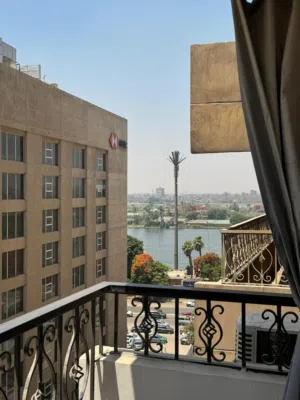 لقطه لظروف السفرشقه على كورنيش المعادى بجوارالبنك الاهلى المصرى مباشرة مشطبه هاى لوكس اول سكن بالفرش