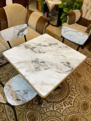 طاوله مع ثلاث كراسي