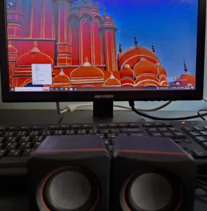 Hp pro pc للبيع مستعمل شبه الجديد core i5 /  256 gb مع شاشة Hikvision 19 windows 10 pro