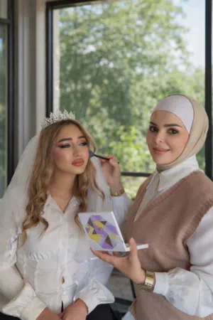 Makeup Artist (فنانة مكياج )